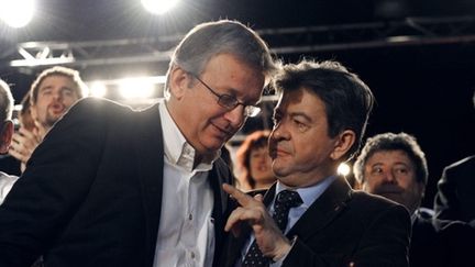 Pierre Laurent (d) et Jean-Luc Mélenchon en pleine discussion lors du congrès du Parti de gauche le 21/11/2010 au Mans. (AFP - Jean-François Monier)