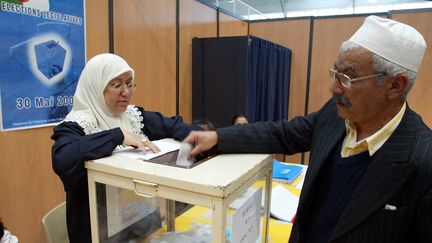 Le&nbsp;25 mai 2002 à Marseille,&nbsp;lors de la première journée des élections législatives algériennes pour les résidents algériens à l'étranger. (BORIS HORVAT / AFP)