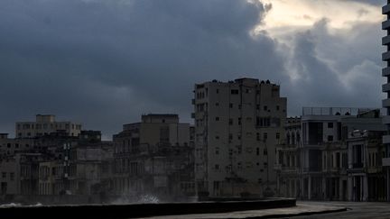 La Havane au quatrième jour d'une panne de courant massive, le 21 octobre 2024, à Cuba. (YAMIL LAGE / AFP)