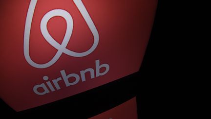 Logo "Airbnb". (LIONEL BONAVENTURE / AFP)