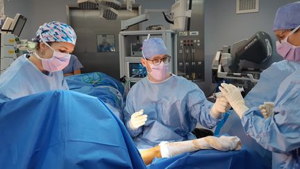 L'opération menée par&nbsp;le docteur Sarfati, à&nbsp;l'Institut Gustave Roussy de Villejuif (Val-de-Marne). (SOLENNE LE HEN / RADIO FRANCE)