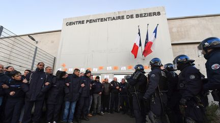 Mobilisation des surveillants pénitentiaires devant la prison de Beziers (Herault). (PASCAL GUYOT / AFP)