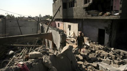 Des b&acirc;timents en ruine apr&egrave;s des raids a&eacute;riens isra&eacute;liens &agrave; Gaza, le 10 juillet 2014. (EYAD EL BABA / ANADOLU AGENCY / AFP)