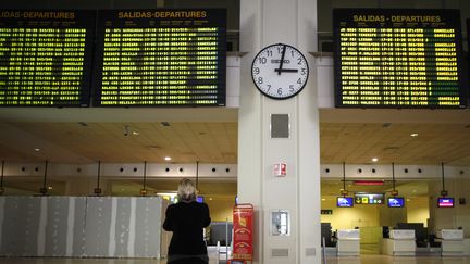 Une passag&egrave;re dans l'a&eacute;roport de Malaga, en Espagne, le 4 d&eacute;cembre 2010.&nbsp; (JON NAZCA / REUTERS)