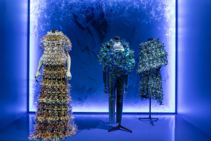 La collection Unknown s'inspire des paysages majestueux et sauvages découverts lors d’un voyage en Islande. Yuima Nakazato cherche à y retranscrire le phénomène naturel de la lumière qui traverse la glace. Le matériau de base des vêtements est un film hologramme Fujifilm où chaque feuille est découpée en motifs complexes. Travaillées selon la technique traditionnelle de l’origami, ces feuilles sont reliées pour former des formes sculpturales. (THIBAUT VOISIN)