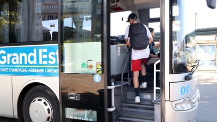 Un jeune élève monte dans le bus des transports scolaires de la région Grand Est, le 23 août 2022. (VANESSA MEYER / MAXPPP)