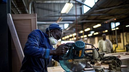 Velaphi Mpolweni fabriquait quelques meubles dans sa modeste maison. Aujourd’hui, il gagne près de 40.000 euros par an, emploie quatre personnes et vient de signer un gros contrat de fabrication de chandeliers pour un client américain. (Gulshan Khan / AFP)