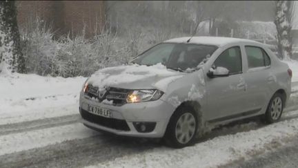 Dans la nuit et la matinée du mercredi 8 mars, la neige a recouvert les routes du Nord et du Pas-de-Calais, donnant du fil à retordre aux conducteurs. (Capture franceinfo)