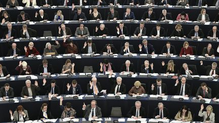 Des eurodéputés votent au Parlement européen à Strasbourg le 8 mars 2016. (FREDERICK FLORIN / AFP)