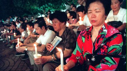 Une manifestation de soutien &agrave; des femmes chinoises viol&eacute;es lors d'&eacute;meutes en Indon&eacute;sie, &agrave; Hong Kong, le 26 juillet 1998. (MANUEL CENETA / AFP)