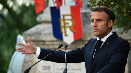 Emmanuel Macron à Bormes-les-Mimosas le 17 août 2023. (CHRISTOPHE SIMON / POOL)