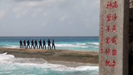 &nbsp; (Des soldats de l'armée chinoise patrouillent sur une île de l'archipel Spartleys, en mer de Chine méridionale, revendiquée par les Philippines © Reuters/ China Stringer Network)