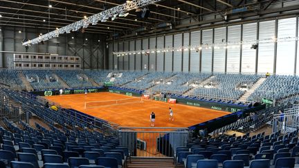 Le hangar de l'aéroport de Vienne où l'Autriche a accueilli la France en Coupe Davis, le 2 mars 2011. (SAMUEL KUBANI / AFP)