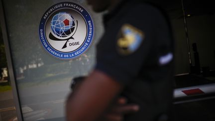 Devant le siège de la Direction générale de la sécurité extérieure, à Paris, le 4 juin 2015. (MARTIN BUREAU / AFP)