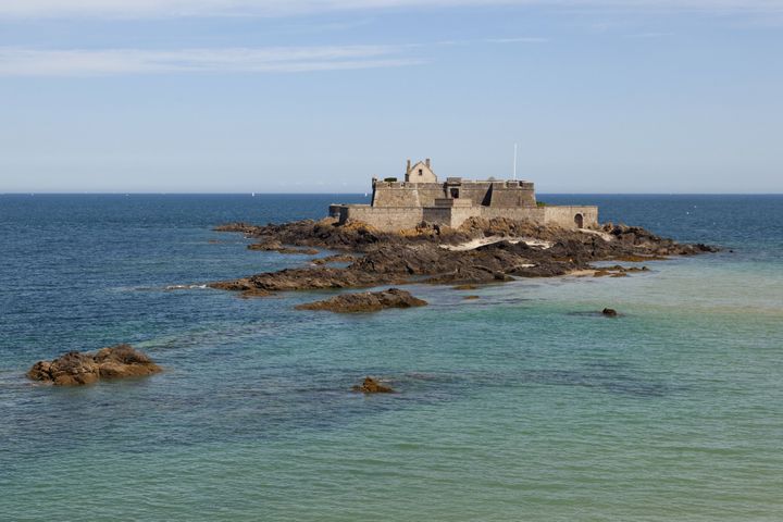 Le Fort National à marée haute, vu des remparts de Saint-Malo
 (OLIVIER LECLERCQ / HEMIS / AFP)