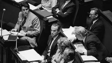 Le garde des Sceaux Robert Badinter présente son projet de loi pour l'abolition de la peine de mort à l'Assemblée nationale, le 17 septembre 1981. (MICHEL PHILIPPOT / SYGMA / GETTY IMAGES)