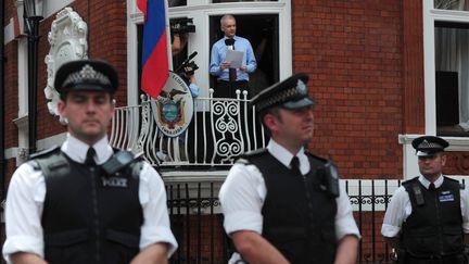 Julian Assange lors de sa d&eacute;claration &agrave; la presse depuis le balcon de l'ambassade d'Equateur, le 19 ao&ucirc;t 2012. (CARL COURT / AFP)