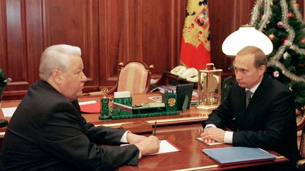 Le président russe de l'époque Boris Eltsine et son Premier ministre Vladimir Poutine au Kremlin, le 31 décembre 1999. (AFP / POOL)