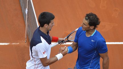 Novak Djokovic et Rafael Nadal, au terme de la finale du tournoi de Rome, remportée par le Serbe en mai 2014 (ANDREAS SOLARO / AFP)