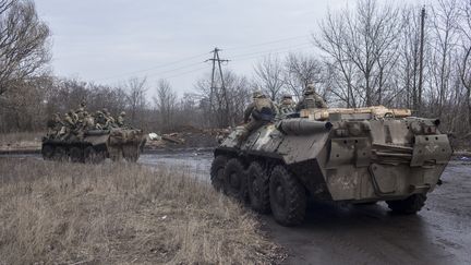 Des militaires ukrainiens près de Bakhmout, en Ukraine, le 8 mars 2023. (MAREK M. BEREZOWSKI / ANADOLU AGENCY / AFP)