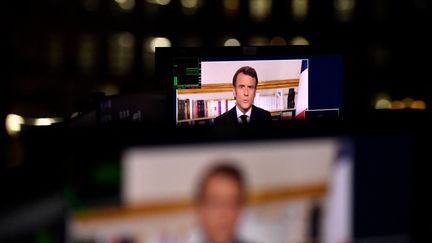 Vœux télévisés d'Emmanuel Macron, le 31 décembre 2022. (JULIEN DE ROSA / AFP)