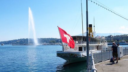 Le jet d’eau à Genève sur le lac Léman.&nbsp; (STÉPHANE MILHOMME / FRANCE-INFO)