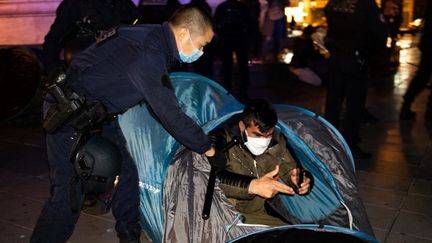 La police évacue un campement de migrants place de la République, à Paris, le 23 novembre 2020. (JEROME GILLES / NURPHOTO / AFP)