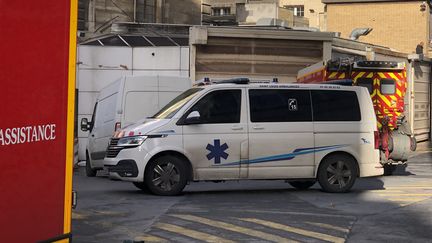 Une ambulance à l'entrée d'un hôpital à Paris, le 11 janvier 2023. (ESRA TASKIN / ANADOLU AGENCY / AFP)