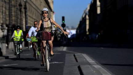 Des cyclistes rue de Rivoli, à Paris, le 30 juillet 2020. (CHRISTOPHE ARCHAMBAULT / AFP)