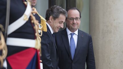 Nicolas Sarkozy et François Hollande, le 25 juin 2016, sur le perron de l'Elysée. (GEOFFROY VAN DER HASSELT / AFP)