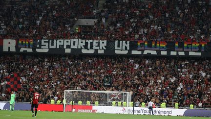 Le 28 août 2019, lors de la rencontre Nice-OM, une banderole "OM : supporter un club LGBT pour lutter contre l'homophobie", brandie par les supporters du club niçois. (VALERY HACHE / AFP)