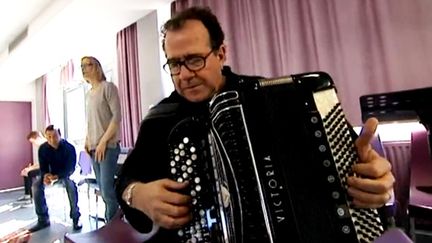 Richard Galliano donne une leçon de tango aux musiciens amateurs de la MJC Palente à Besançon
 (Capture d&#039;écran France 3/Culturebox)