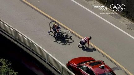 La Néerlandaise Van Vleuten, candidate déclarée à une médaille, se retrouve à terre à l'approche de l'arrivée. La nervosité gagne le peloton !