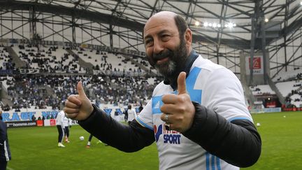 Kad Mérad donnant le coup d'envoi d'un match de football au Stade-Vélodrome de Marseille
 (PHOTOPQR/LA PROVENCE/MAXPPP)