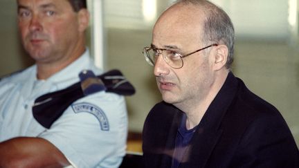 Jean-Claude Romand, au début de son procès pour le meurtre de cinq membres de sa famille, le 25 juin 1996, au tribunal de Bourg-en-Bresse. (PHILIPPE DESMAZES / AFP)