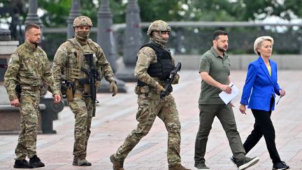 Le président ukrainien Volodymyr Zelensky et le président de la Commission européenne Ursula von der Leyen, à Kiev, en Ukraine, le 15 septembre 2022. (SERGEI SUPINSKY / AFP)