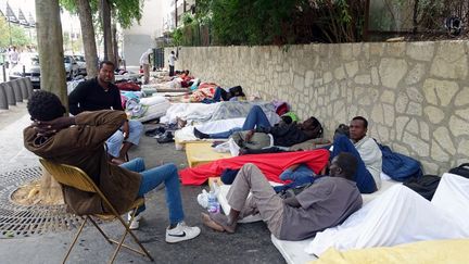 Le campement de migrants de la rue Pajol, &agrave; Paris, le 13 juillet 2015. (GUILLEMETTE VILLEMIN / AFP)