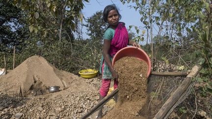 le groupe l’Oréal a été pointé du doigt pour s’être approvisionné auprès des entreprises, allemande Merck et chinoise Kuncai qui servent d'intermédiaires aux petits exploitants locaux. Ces derniers n'hésitent pas à recourir au travail des enfants pourtant interdit. En 2016, le groupe l’Oréal a promis de se fournir exclusivement auprès de mines légales.  (François-Olivier Dommergues/SIPA)