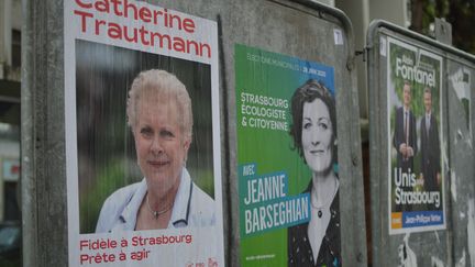 Les affiches des trois candidats au second tour des municipales à Strasbourg, le 18 juin 2020. (VICTOR VASSEUR / RADIO FRANCE)