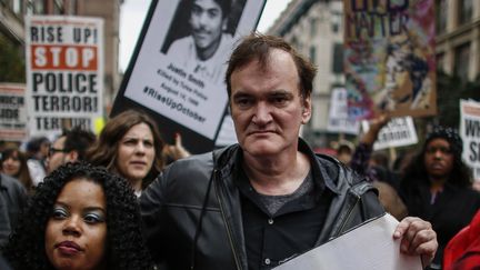 Quentin Tarantino le 24 octobre à New York dans le cortège manifestant contre les violences policières.
 (KENA BETANCUR / GETTY IMAGES NORTH AMERICA / AFP)