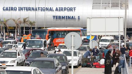 L'aéroport du Caire, en Egypte, où de nombreux supporters algériens sont bloqués.&nbsp; (FRANCK FERNANDES / MAXPPP)