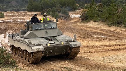 Des militaires ukrainiens et britanniques à bord d'un char d'assaut Challenger 2 au Royaume-Uni, le 4 février 2023. (UK MINISTRY OF DEFENCE)