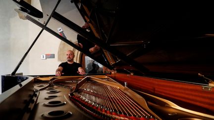 Le pianiste Bojan Z est le parrain de l'édition 2022 de Jazzycolors (photo prise le 23 juillet 2020 au musée de San Sebastián, en Espagne, lors du festival de jazz de la ville) (JAVIER ETXEZARRETA / EFE / MAXPPP)