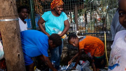 Une équipe de la protection civile maraude, le 20 décembre 2024, dans le quartier de la Convalescence, situé dans les hauteurs de Mamoudzou (Mayotte), au début du bidonville de Kawéni, le plus grand d'Europe. (MICHAEL BUNEL / MAXPPP)