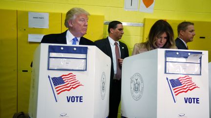 Donald Trump jette un coup d'œil sur le vote de sa femme, Melania, le 8 novembre 2016 à New York.&nbsp; (CARLO ALLEGRI / REUTERS)