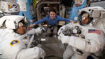 L'astronaute Anne McClain (au centre) aide Christina Koch (à gauche) et Nick Hague à vérifier la taille de leurs combinaisons spatiales, le 18 mars 2019 à bord de la Station spatiale internationale, en préparation d'une future sortie dans l'espace. (NASA)