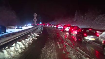 Des centaines d'automobilistes ont été, durant la nuit du&nbsp;dimanche&nbsp;28 au lundi 29 novembre,&nbsp;piégés par la neige dans le&nbsp;Puy-de-Dôme,&nbsp;sur l'autoroute A89. Des lieux d'accueil ont dû être ouverts en urgence, tandis que&nbsp;d'autres&nbsp;ont fait appel à des dépanneuses.&nbsp; (CAPTURE ECRAN FRANCE 2)