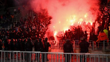 Paris, 17 décembre 2021. Débordements des Hooligans Lyonnais, le match a&nbsp;été définitivement&nbsp;interrompu.&nbsp;Coupe de France, 32e de finale de la Coupe de France, au Stade Charléty, entre le Paris FC et l'Olympique Lyonnais. (JULIEN MATTIA / LE PICTORIUM / MAXPPP)