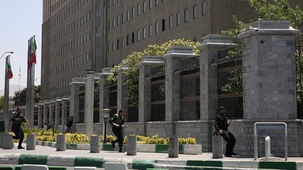 Des soldats iraniens courent en direction du Parlement iranien, le 7 juin 2017, pendant une attaque terroriste. (REUTERS)