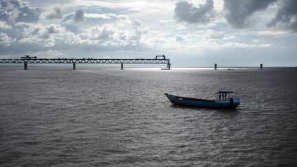 Un bateau sur le fleuve Padma au Bangladesh, le 9 août 2020.&nbsp; (SYED MAHAMUDUR RAHMAN / NURPHOTO / AFP)